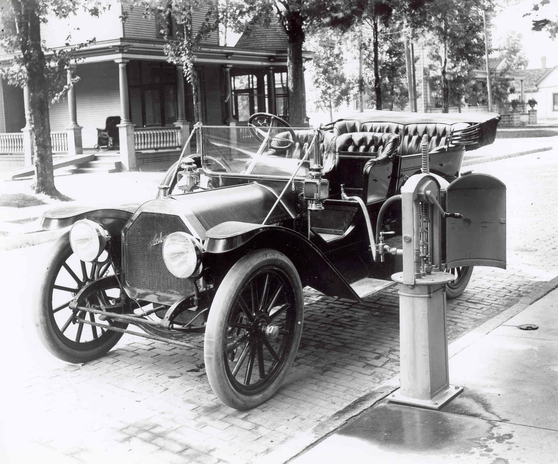 Pompe Bowser devant une Auburn, 1911